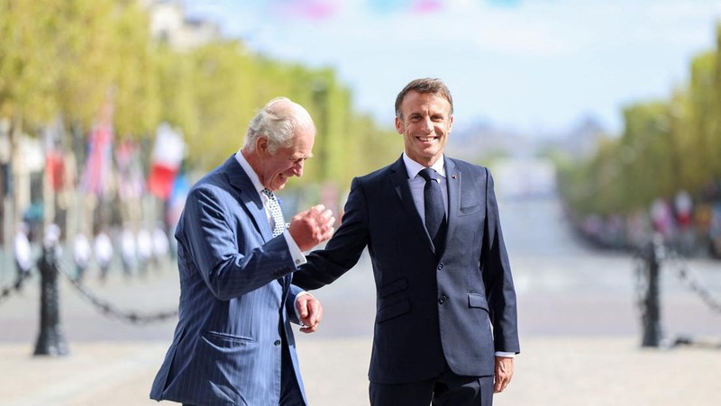 Raja Charles dari Inggris dan Ratu Camilla dari Inggris menurunkan pesawat mereka setibanya di Bandara Orly pada 20 September 2023, pada hari pertama kunjungan kenegaraan ke Prancis. Raja Inggris Charles III dan istrinya Ratu Camilla sedang melakukan kunjungan kenegaraan selama tiga hari ke Prancis. (MIGUEL MEDINA/Pool via REUTERS)