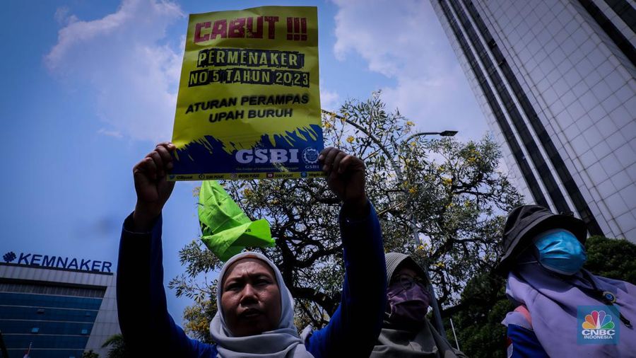 Ratusan buruh dari berbagai organisasi menggelar aksi unjuk rasa di depan gedung Kementerian Ketenagakerjaan, Jakarta, Rabu (20/9/2023). (CNBC Indonesia/Faisal Rahman)