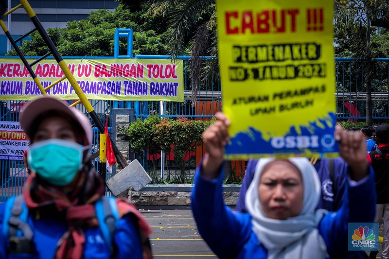 Ratusan buruh dari berbagai organisasi menggelar aksi unjuk rasa di depan gedung Kementerian Ketenagakerjaan, Jakarta, Rabu (20/9/2023). (CNBC Indonesia/Faisal Rahman)