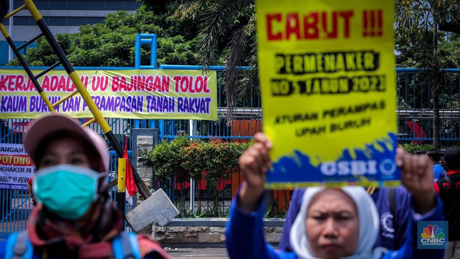 Ratusan buruh dari berbagai organisasi menggelar aksi unjuk rasa di depan gedung Kementerian Ketenagakerjaan, Jakarta, Rabu (20/9/2023). (CNBC Indonesia/Faisal Rahman)