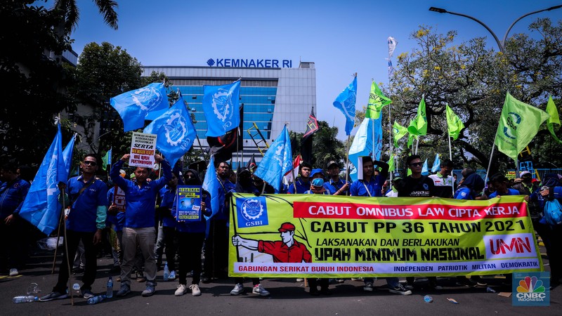 Ratusan buruh dari berbagai organisasi menggelar aksi unjuk rasa di depan gedung Kementerian Ketenagakerjaan, Jakarta, Rabu (20/9/2023). (CNBC Indonesia/Faisal Rahman)