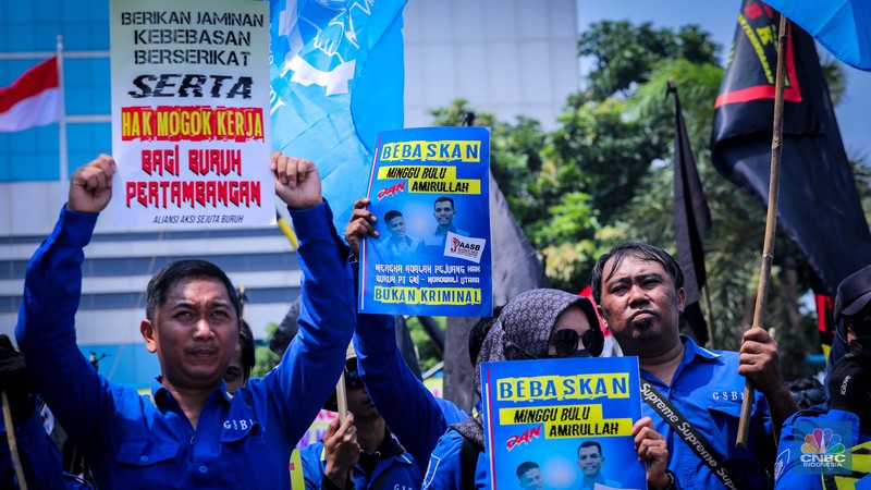 Ratusan buruh dari berbagai organisasi menggelar aksi unjuk rasa di depan gedung Kementerian Ketenagakerjaan, Jakarta, Rabu (20/9/2023). (CNBC Indonesia/Faisal Rahman)