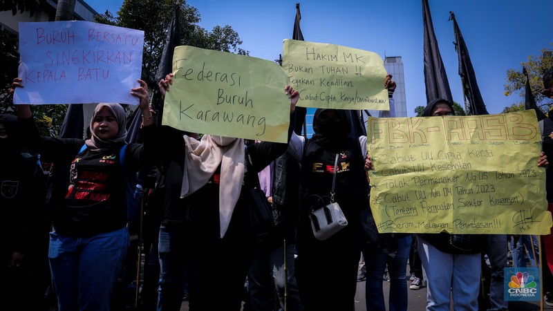 Ratusan buruh dari berbagai organisasi menggelar aksi unjuk rasa di depan gedung Kementerian Ketenagakerjaan, Jakarta, Rabu (20/9/2023). (CNBC Indonesia/Faisal Rahman)