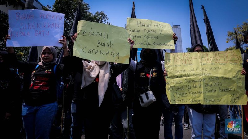 Ratusan buruh dari berbagai organisasi menggelar aksi unjuk rasa di depan gedung Kementerian Ketenagakerjaan, Jakarta, Rabu (20/9/2023). (CNBC Indonesia/Faisal Rahman)