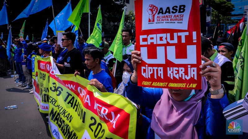 Ratusan buruh dari berbagai organisasi menggelar aksi unjuk rasa di depan gedung Kementerian Ketenagakerjaan, Jakarta, Rabu (20/9/2023). Ratusan buruh dari berbagai organisasi menggelar aksi unjuk rasa di depan gedung Kementerian Ketenagakerjaan, Jakarta, Rabu (20/9/2023). (CNBC Indonesia/Faisal Rahman)