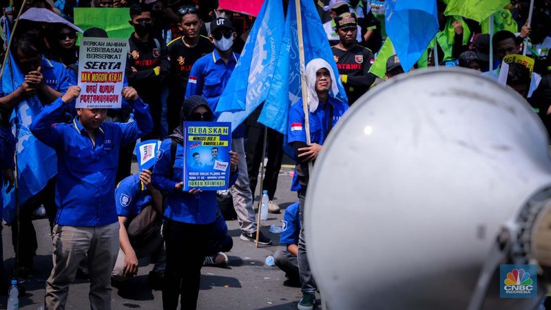 Ratusan buruh dari berbagai organisasi menggelar aksi unjuk rasa di depan gedung Kementerian Ketenagakerjaan, Jakarta, Rabu (20/9/2023). (CNBC Indonesia/Faisal Rahman)