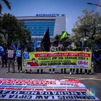 Ramai-ramai Buruh Serbu Kantor Kementerian Ketenagakerjaan