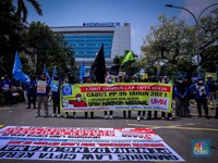 Ramai-ramai Buruh Serbu Kantor Kementerian Ketenagakerjaan