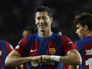 Saran Rivaldo buat Barcelona: Jual Lewandowski dan De Jong!