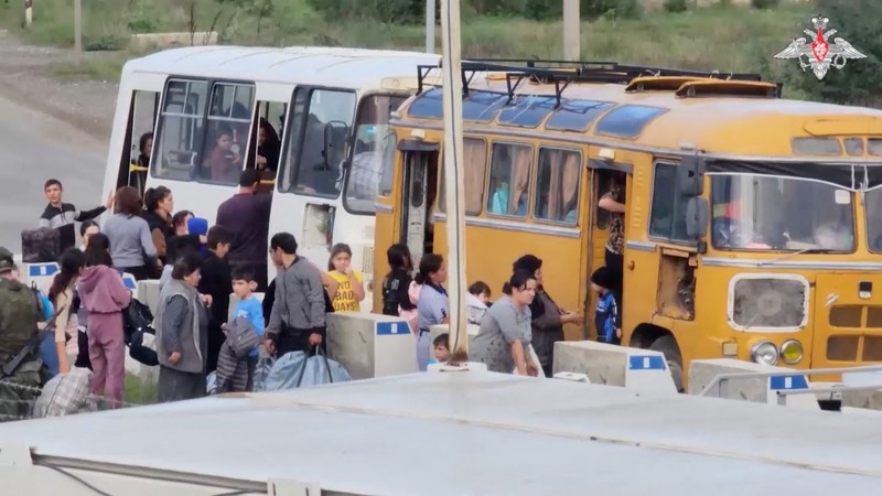 Pasukan penjaga perdamaian Rusia mengevakuasi warga sipil di kota Askeran menyusul dilancarkannya operasi militer oleh pasukan Azerbaijan di wilayah Nagorno-Karabakh, wilayah yang dihuni oleh etnis Armenia, dalam gambar diam dari video yang dipublikasikan pada 20 September 2023. (Russian Defence Ministry/Handout via REUTERS)