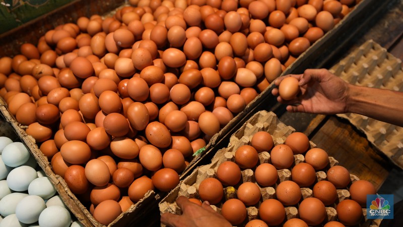 Sejumlah pedagang melayani pembeli di pasar Kebayoran lama, Jakarta, Rabu (20/9/2023). (CNBC Indonesia/Tri Susilo)