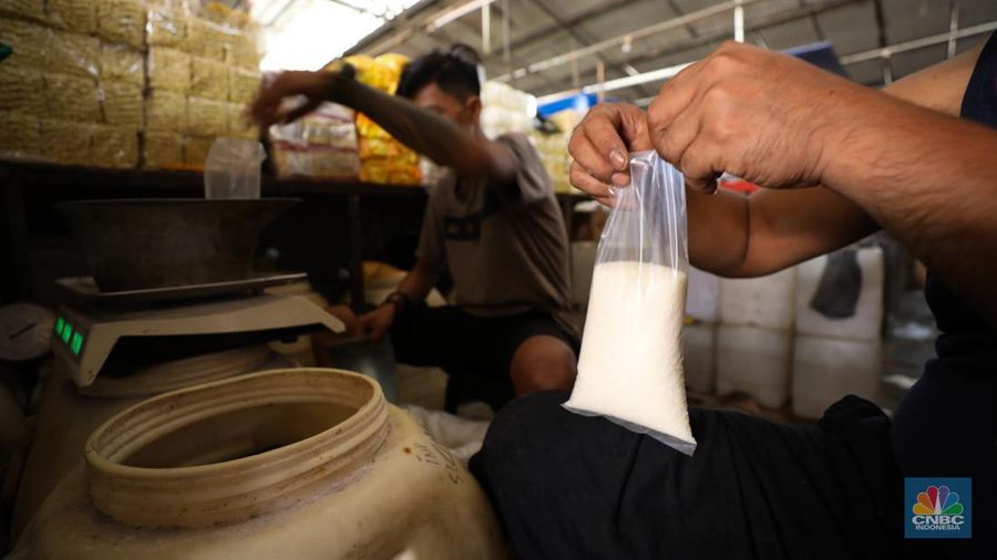 Sejumlah pedagang melayani pembeli di pasar Kebayoran lama, Jakarta, Rabu (20/9/2023). (CNBC Indonesia/Tri Susilo)