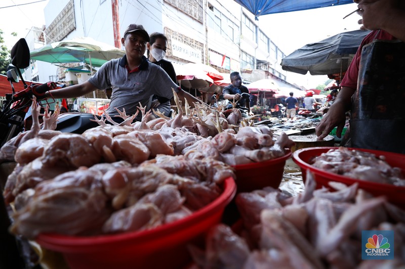 Sejumlah pedagang melayani pembeli di pasar Kebayoran lama, Jakarta, Rabu (20/9/2023). (CNBC Indonesia/Tri Susilo)