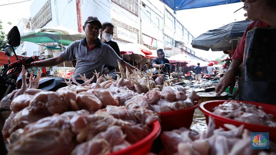 Sejumlah pedagang melayani pembeli di pasar Kebayoran lama, Jakarta, Rabu (20/9/2023). (²©²ÊÍøÕ¾/Tri Susilo)
