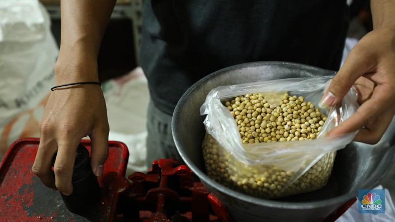 Sejumlah pedagang melayani pembeli di pasar Kebayoran lama, Jakarta, Rabu (20/9/2023). (CNBC Indonesia/Tri Susilo)