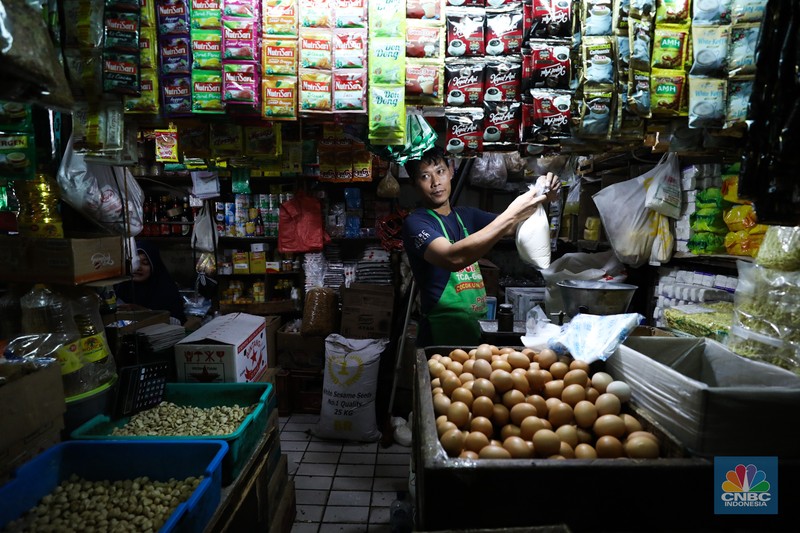 Sejumlah pedagang melayani pembeli di pasar Kebayoran lama, Jakarta, Rabu (20/9/2023). (CNBC Indonesia/Tri Susilo)