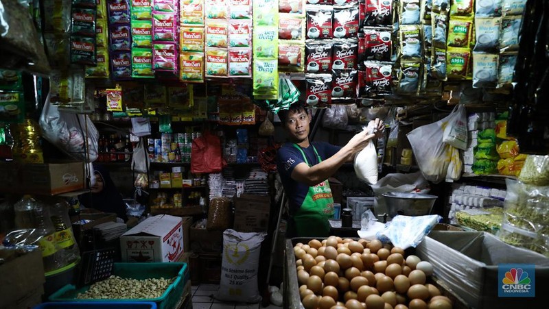 Sejumlah pedagang melayani pembeli di pasar Kebayoran lama, Jakarta, Rabu (20/9/2023). (CNBC Indonesia/Tri Susilo)