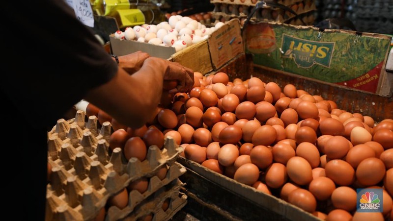 Sejumlah pedagang melayani pembeli di pasar Kebayoran lama, Jakarta, Rabu (20/9/2023). (CNBC Indonesia/Tri Susilo)