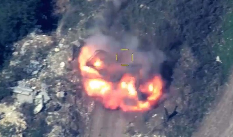 Pasukan penjaga perdamaian Rusia mengevakuasi warga sipil di kota Askeran menyusul dilancarkannya operasi militer oleh pasukan Azerbaijan di wilayah Nagorno-Karabakh, wilayah yang dihuni oleh etnis Armenia, dalam gambar diam dari video yang dipublikasikan pada 20 September 2023. Pasukan penjaga perdamaian Rusia mengevakuasi warga sipil di kota Askeran menyusul dilancarkannya operasi militer oleh pasukan Azerbaijan di wilayah Nagorno-Karabakh, wilayah yang dihuni oleh etnis Armenia, dalam gambar diam dari video yang dipublikasikan pada 20 September 2023. (Russian Defence Ministry/Handout via REUTERS)