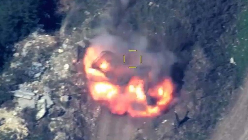 Pasukan penjaga perdamaian Rusia mengevakuasi warga sipil di kota Askeran menyusul dilancarkannya operasi militer oleh pasukan Azerbaijan di wilayah Nagorno-Karabakh, wilayah yang dihuni oleh etnis Armenia, dalam gambar diam dari video yang dipublikasikan pada 20 September 2023. (Russian Defence Ministry/Handout via REUTERS)