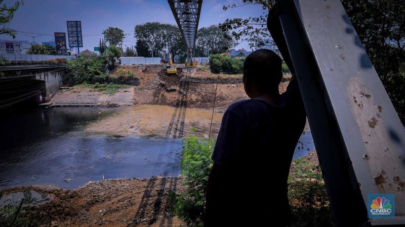 Warga melihat kondisi aliran air kali Bekasi yang tercemar limbah di Bendungan Bekasi, Kota Bekasi, Jawa Barat, Rabu (20/9/2023). (CNBC Indonesia/Faisal Rahman)