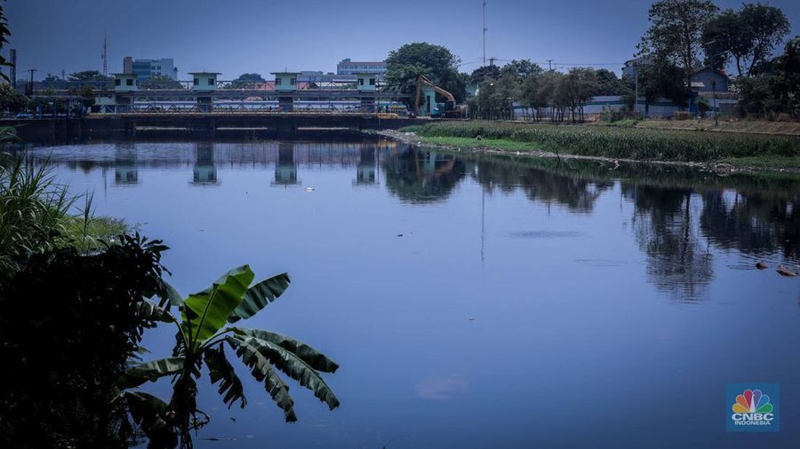Warga melihat kondisi aliran air kali Bekasi yang tercemar limbah di Bendungan Bekasi, Kota Bekasi, Jawa Barat, Rabu (20/9/2023). (CNBC Indonesia/Faisal Rahman)