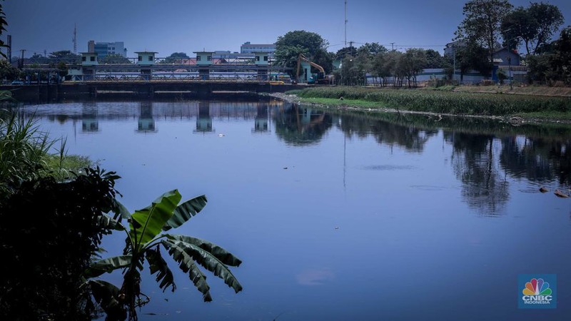 Warga melihat kondisi aliran air kali Bekasi yang tercemar limbah di Bendungan Bekasi, Kota Bekasi, Jawa Barat, Rabu (20/9/2023). (CNBC Indonesia/Faisal Rahman)
