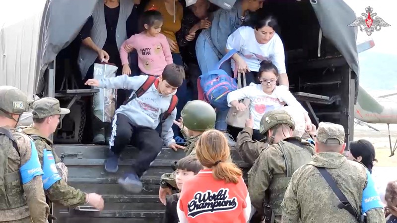 Pasukan penjaga perdamaian Rusia mengevakuasi warga sipil di kota Askeran menyusul dilancarkannya operasi militer oleh pasukan Azerbaijan di wilayah Nagorno-Karabakh, wilayah yang dihuni oleh etnis Armenia, dalam gambar diam dari video yang dipublikasikan pada 20 September 2023. Pasukan penjaga perdamaian Rusia mengevakuasi warga sipil di kota Askeran menyusul dilancarkannya operasi militer oleh pasukan Azerbaijan di wilayah Nagorno-Karabakh, wilayah yang dihuni oleh etnis Armenia, dalam gambar diam dari video yang dipublikasikan pada 20 September 2023. (Russian Defence Ministry/Handout via REUTERS)