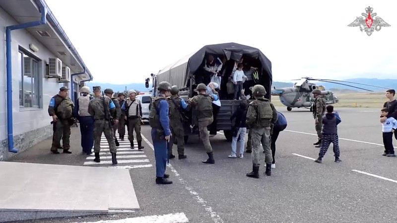 Pasukan penjaga perdamaian Rusia mengevakuasi warga sipil di kota Askeran menyusul dilancarkannya operasi militer oleh pasukan Azerbaijan di wilayah Nagorno-Karabakh, wilayah yang dihuni oleh etnis Armenia, dalam gambar diam dari video yang dipublikasikan pada 20 September 2023. Pasukan penjaga perdamaian Rusia mengevakuasi warga sipil di kota Askeran menyusul dilancarkannya operasi militer oleh pasukan Azerbaijan di wilayah Nagorno-Karabakh, wilayah yang dihuni oleh etnis Armenia, dalam gambar diam dari video yang dipublikasikan pada 20 September 2023. (Russian Defence Ministry/Handout via REUTERS)
