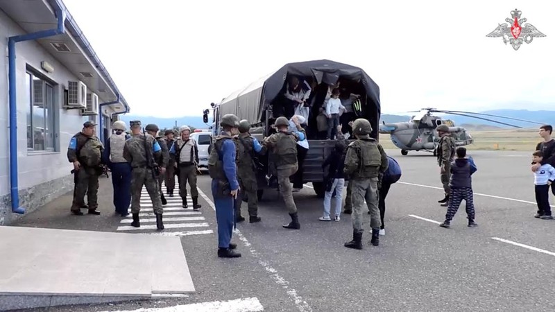 Pasukan penjaga perdamaian Rusia mengevakuasi warga sipil di kota Askeran menyusul dilancarkannya operasi militer oleh pasukan Azerbaijan di wilayah Nagorno-Karabakh, wilayah yang dihuni oleh etnis Armenia, dalam gambar diam dari video yang dipublikasikan pada 20 September 2023. (Russian Defence Ministry/Handout via REUTERS)