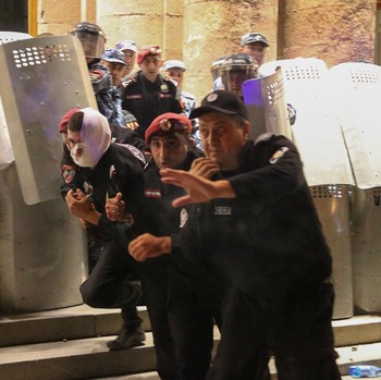 Warga Armenia Rusuh, Pemerintah Pasrah 'Dihajar' Azerbaijan