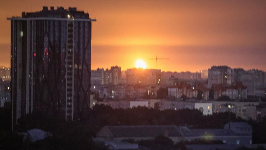 Ledakan rudal terlihat di langit di atas kota selama serangan rudal Rusia, di tengah serangan Rusia ke Ukraina, di Kyiv, Ukraina 21 September 2023. (REUTERS/Gleb Garanich)