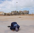 Potret Pilu Warga Bersujud di Tengah Kerusakan Banjir Libya