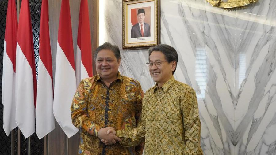 Menteri Koordinator Bidang Perekonomian Republik Indonesia Airlangga Hartarto dan Ketua Dewan Direksi Japan Bank of International Cooperation (JBIC) dan Penasihat Khusus untuk Kabinet Jepang Tadashi Maeda kembali bertemu di Jakarta pada hari Kamis (21/09) dan kemudian bersama-sama menyetujui pembentukan Satuan Tugas (Task Force) untuk pelaksanaan Transisi Energi dan Infrastruktur, kerja sama Indonesia dan Jepang. (Dok. Kemenko Perekonomian)