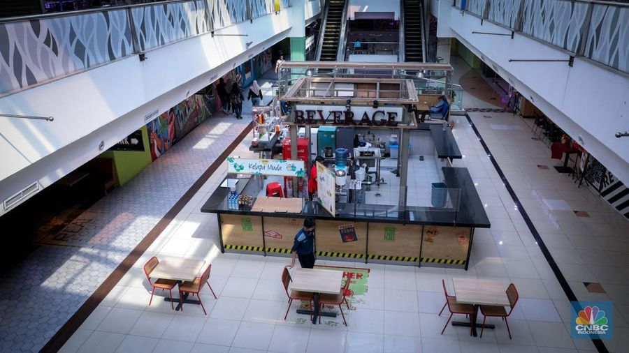 Pejalan kaki melintas di depan Plaza Atrium Senen, Jakarta, Kamis (21/9/2023). Emiten pengelola Plaza Atrium Senen, PT Cowell Development Tbk. (COWL) telah menjual aset gedung Plaza Atruim Segitiga Senin pada tanggal 16 Agustus 2023 lalu. (CNBC Indonesia/Faisal Rahman)