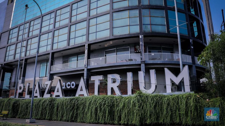 Pejalan kaki melintas di depan Plaza Atrium Senen, Jakarta, Kamis (21/9/2023). Emiten pengelola Plaza Atrium Senen, PT Cowell Development Tbk. (COWL) telah menjual aset gedung Plaza Atruim Segitiga Senin pada tanggal 16 Agustus 2023 lalu. (CNBC Indonesia/Faisal Rahman)