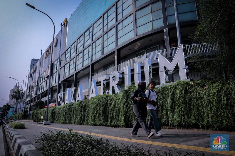 Pejalan kaki melintas di depan Plaza Atrium Senen, Jakarta, Kamis (21/9/2023). Emiten pengelola Plaza Atrium Senen, PT Cowell Development Tbk. (COWL) telah menjual aset gedung Plaza Atruim Segitiga Senin pada tanggal 16 Agustus 2023 lalu. Pejalan kaki melintas di depan Plaza Atrium Senen, Jakarta, Kamis (21/9/2023). Emiten pengelola Plaza Atrium Senen, PT Cowell Development Tbk. (COWL) telah menjual aset gedung Plaza Atruim Segitiga Senin pada tanggal 16 Agustus 2023 lalu. (CNBC Indonesia/Faisal Rahman)