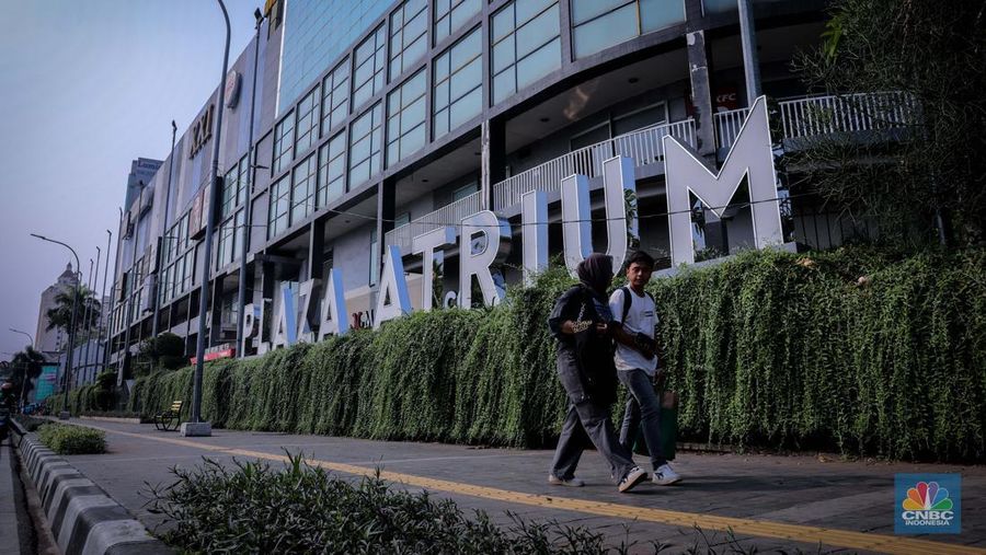 Pejalan kaki melintas di depan Plaza Atrium Senen, Jakarta, Kamis (21/9/2023). Emiten pengelola Plaza Atrium Senen, PT Cowell Development Tbk. (COWL) telah menjual aset gedung Plaza Atruim Segitiga Senin pada tanggal 16 Agustus 2023 lalu. (CNBC Indonesia/Faisal Rahman)
