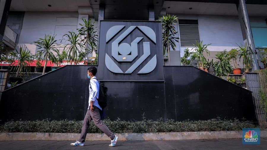 Pejalan kaki melintas di depan Plaza Atrium Senen, Jakarta, Kamis (21/9/2023). Emiten pengelola Plaza Atrium Senen, PT Cowell Development Tbk. (COWL) telah menjual aset gedung Plaza Atruim Segitiga Senin pada tanggal 16 Agustus 2023 lalu. (CNBC Indonesia/Faisal Rahman)