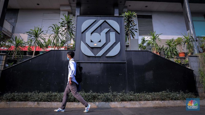Pejalan kaki melintas di depan Plaza Atrium Senen, Jakarta, Kamis (21/9/2023). Emiten pengelola Plaza Atrium Senen, PT Cowell Development Tbk. (COWL) telah menjual aset gedung Plaza Atruim Segitiga Senin pada tanggal 16 Agustus 2023 lalu. (CNBC Indonesia/Faisal Rahman)
