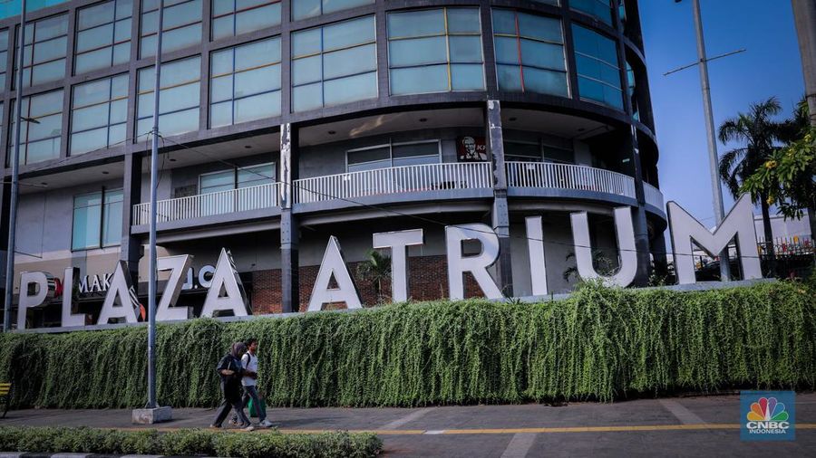 Pejalan kaki melintas di depan Plaza Atrium Senen, Jakarta, Kamis (21/9/2023). Emiten pengelola Plaza Atrium Senen, PT Cowell Development Tbk. (COWL) telah menjual aset gedung Plaza Atruim Segitiga Senin pada tanggal 16 Agustus 2023 lalu. (CNBC Indonesia/Faisal Rahman)
