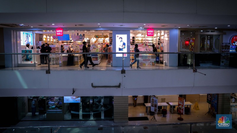 Pejalan kaki melintas di depan Plaza Atrium Senen, Jakarta, Kamis (21/9/2023). Emiten pengelola Plaza Atrium Senen, PT Cowell Development Tbk. (COWL) telah menjual aset gedung Plaza Atruim Segitiga Senin pada tanggal 16 Agustus 2023 lalu. Pejalan kaki melintas di depan Plaza Atrium Senen, Jakarta, Kamis (21/9/2023). Emiten pengelola Plaza Atrium Senen, PT Cowell Development Tbk. (COWL) telah menjual aset gedung Plaza Atruim Segitiga Senin pada tanggal 16 Agustus 2023 lalu. (CNBC Indonesia/Faisal Rahman)