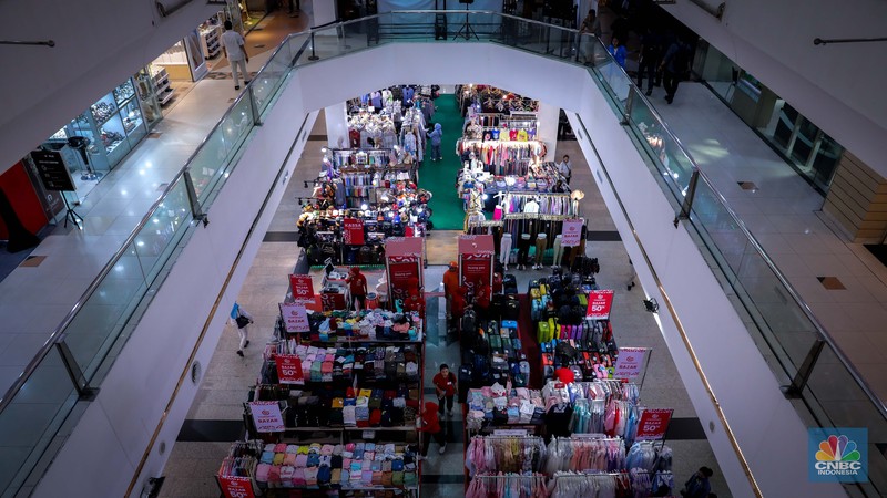 Pejalan kaki melintas di depan Plaza Atrium Senen, Jakarta, Kamis (21/9/2023). Emiten pengelola Plaza Atrium Senen, PT Cowell Development Tbk. (COWL) telah menjual aset gedung Plaza Atruim Segitiga Senin pada tanggal 16 Agustus 2023 lalu. Pejalan kaki melintas di depan Plaza Atrium Senen, Jakarta, Kamis (21/9/2023). Emiten pengelola Plaza Atrium Senen, PT Cowell Development Tbk. (COWL) telah menjual aset gedung Plaza Atruim Segitiga Senin pada tanggal 16 Agustus 2023 lalu. (CNBC Indonesia/Faisal Rahman)