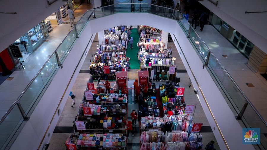 Pejalan kaki melintas di depan Plaza Atrium Senen, Jakarta, Kamis (21/9/2023). Emiten pengelola Plaza Atrium Senen, PT Cowell Development Tbk. (COWL) telah menjual aset gedung Plaza Atruim Segitiga Senin pada tanggal 16 Agustus 2023 lalu. (CNBC Indonesia/Faisal Rahman)