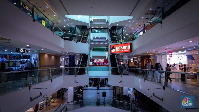 Pejalan kaki melintas di depan Plaza Atrium Senen, Jakarta, Kamis (21/9/2023). Emiten pengelola Plaza Atrium Senen, PT Cowell Development Tbk. (COWL) telah menjual aset gedung Plaza Atruim Segitiga Senin pada tanggal 16 Agustus 2023 lalu. (CNBC Indonesia/Faisal Rahman)