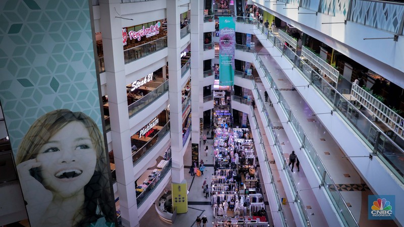 Pejalan kaki melintas di depan Plaza Atrium Senen, Jakarta, Kamis (21/9/2023). Emiten pengelola Plaza Atrium Senen, PT Cowell Development Tbk. (COWL) telah menjual aset gedung Plaza Atruim Segitiga Senin pada tanggal 16 Agustus 2023 lalu. (CNBC Indonesia/Faisal Rahman)