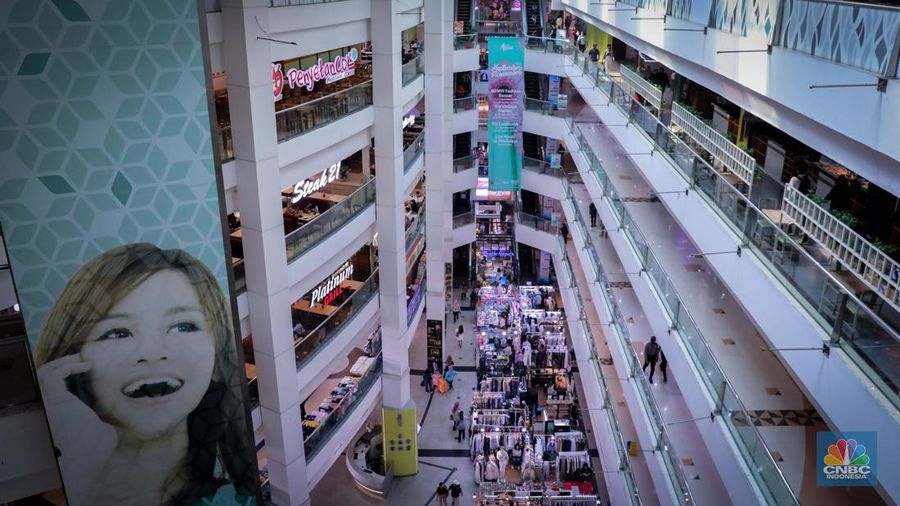 Pejalan kaki melintas di depan Plaza Atrium Senen, Jakarta, Kamis (21/9/2023). Emiten pengelola Plaza Atrium Senen, PT Cowell Development Tbk. (COWL) telah menjual aset gedung Plaza Atruim Segitiga Senin pada tanggal 16 Agustus 2023 lalu. (CNBC Indonesia/Faisal Rahman)