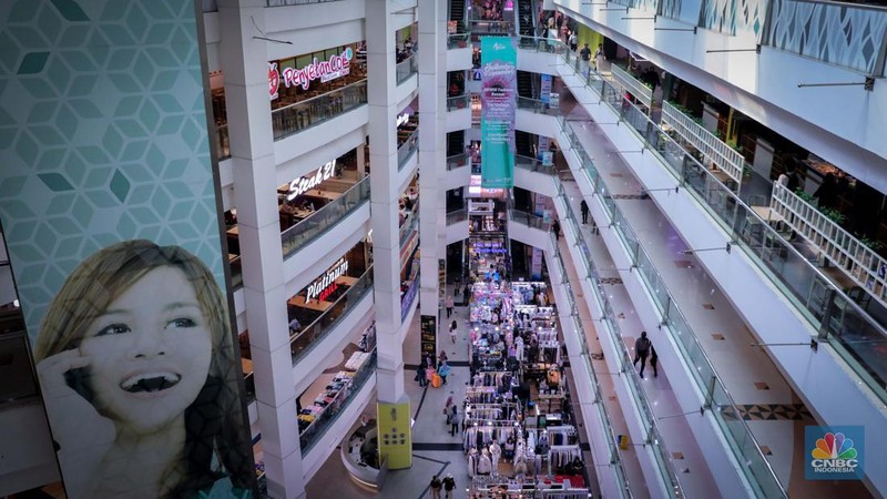 Pejalan kaki melintas di depan Plaza Atrium Senen, Jakarta, Kamis (21/9/2023). Emiten pengelola Plaza Atrium Senen, PT Cowell Development Tbk. (COWL) telah menjual aset gedung Plaza Atruim Segitiga Senin pada tanggal 16 Agustus 2023 lalu. (CNBC Indonesia/Faisal Rahman)