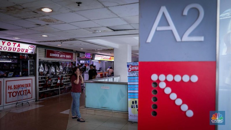 Pejalan kaki melintas di depan Plaza Atrium Senen, Jakarta, Kamis (21/9/2023). Emiten pengelola Plaza Atrium Senen, PT Cowell Development Tbk. (COWL) telah menjual aset gedung Plaza Atruim Segitiga Senin pada tanggal 16 Agustus 2023 lalu. (CNBC Indonesia/Faisal Rahman)