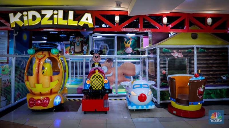 Pejalan kaki melintas di depan Plaza Atrium Senen, Jakarta, Kamis (21/9/2023). Emiten pengelola Plaza Atrium Senen, PT Cowell Development Tbk. (COWL) telah menjual aset gedung Plaza Atruim Segitiga Senin pada tanggal 16 Agustus 2023 lalu. (CNBC Indonesia/Faisal Rahman)